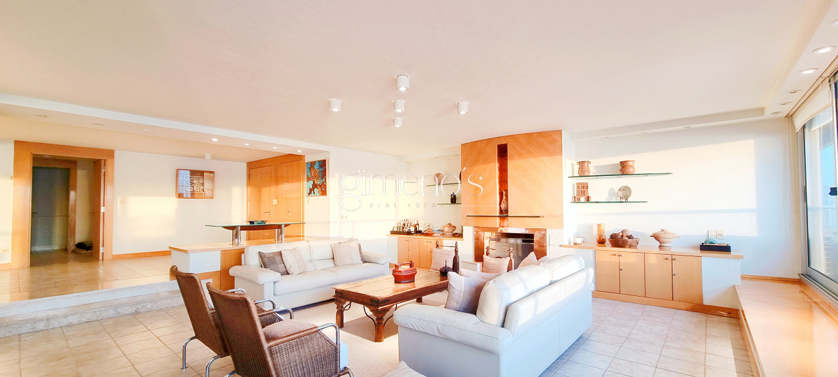 Apartamento ID.134 - Excepcional Semipiso en Golden Gate, piso alto, 3 suites+dependencia, calefaccion