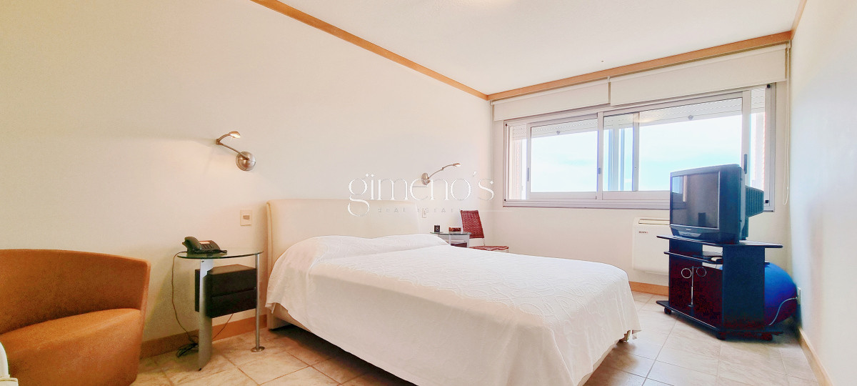 Apartamento ID.134 - Excepcional Semipiso en Golden Gate, piso alto, 3 suites+dependencia, calefaccion
