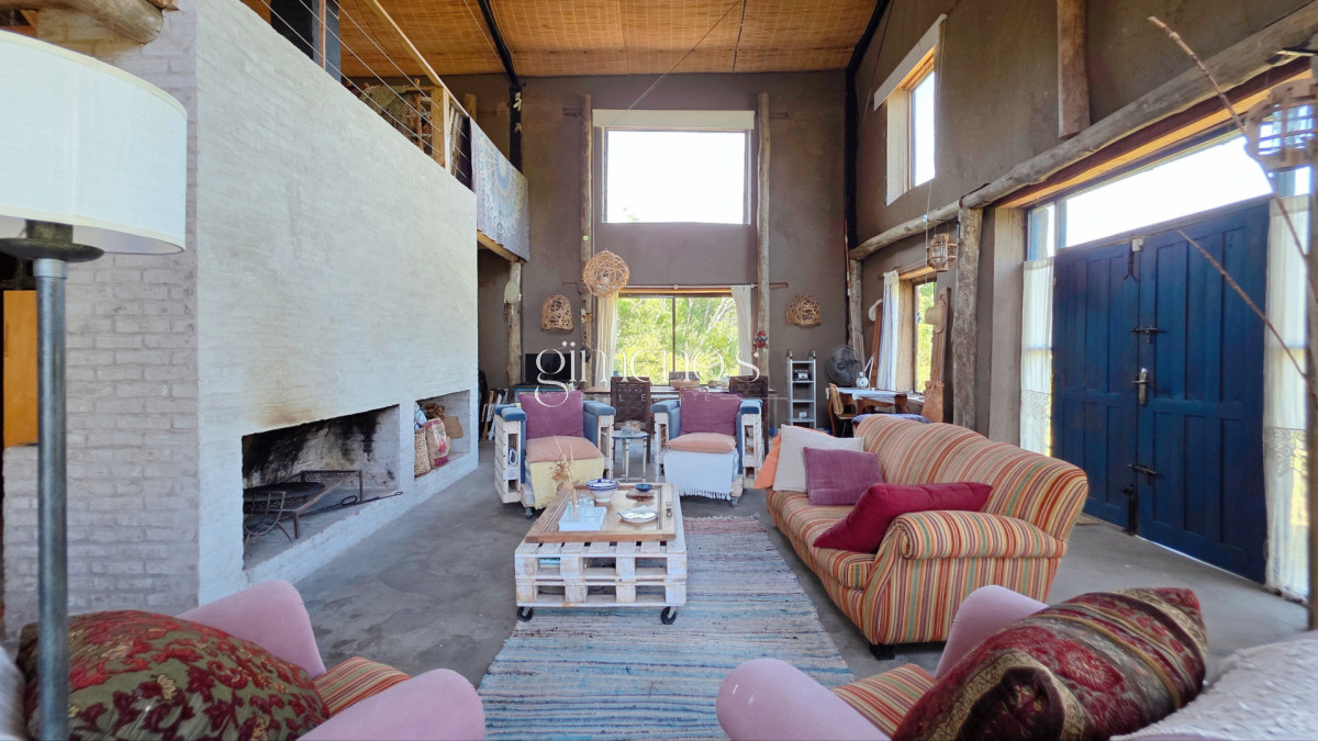 Encantadora cabaña en Venta en pleno bosque de Punta Ballena.