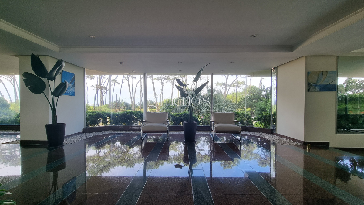 Apartamento ID.137 - Semipiso con extraordinaria vista al Mar, 3 suites + dep, garage 3 autos, bauleras