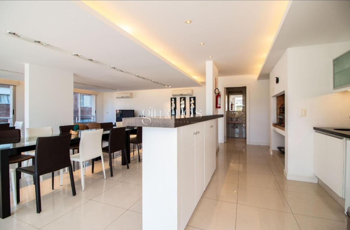 Apartamento ID.558 - Apartamento esquinero en primera linea de la Playa Brava, 4 Suites, calefaccion, garages. Punta del Este 