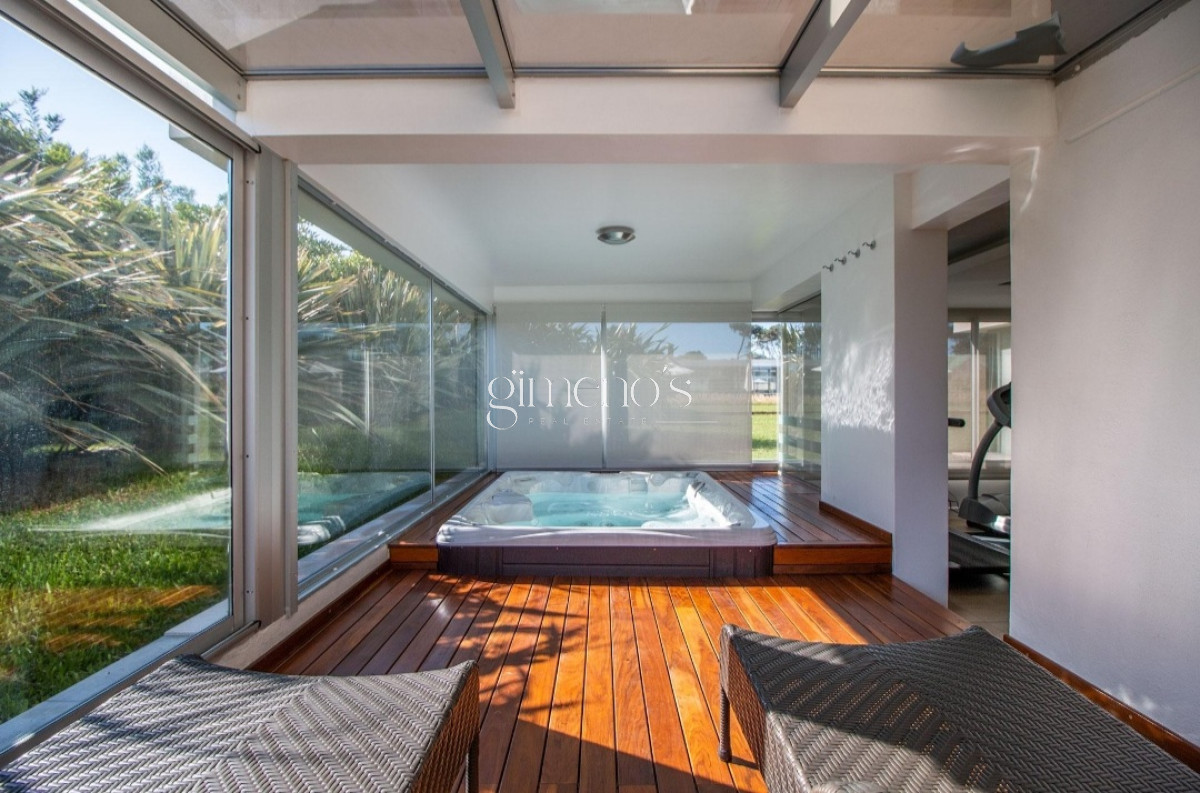 Apartamento ID.558 - Apartamento esquinero en primera linea de la Playa Brava, 4 Suites, calefaccion, garages. Punta del Este 