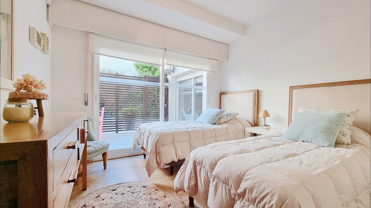 Apartamento moderno en Peninsula, 3 dormitorios, parrillero, garage doble. Planta Baja.