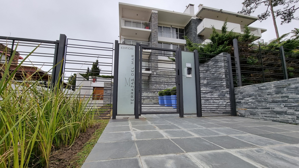 Apartamento ID.101 - Apartamento a 2 cuadras de la Mansa, 3 dormitorios, Jardin, parrillero y alefaccion, 