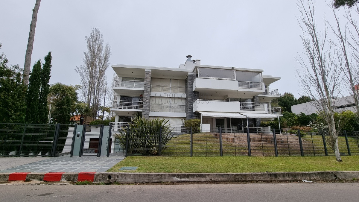 Apartamento ID.101 - Apartamento a 2 cuadras de la Mansa, 3 dormitorios, Jardin, parrillero y alefaccion, 