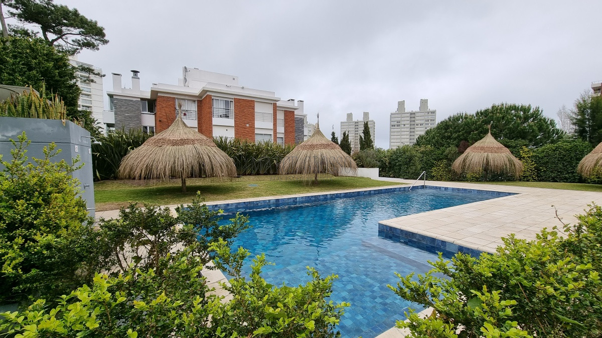 Apartamento ID.101 - Apartamento a 2 cuadras de la Mansa, 3 dormitorios, Jardin, parrillero y alefaccion, 