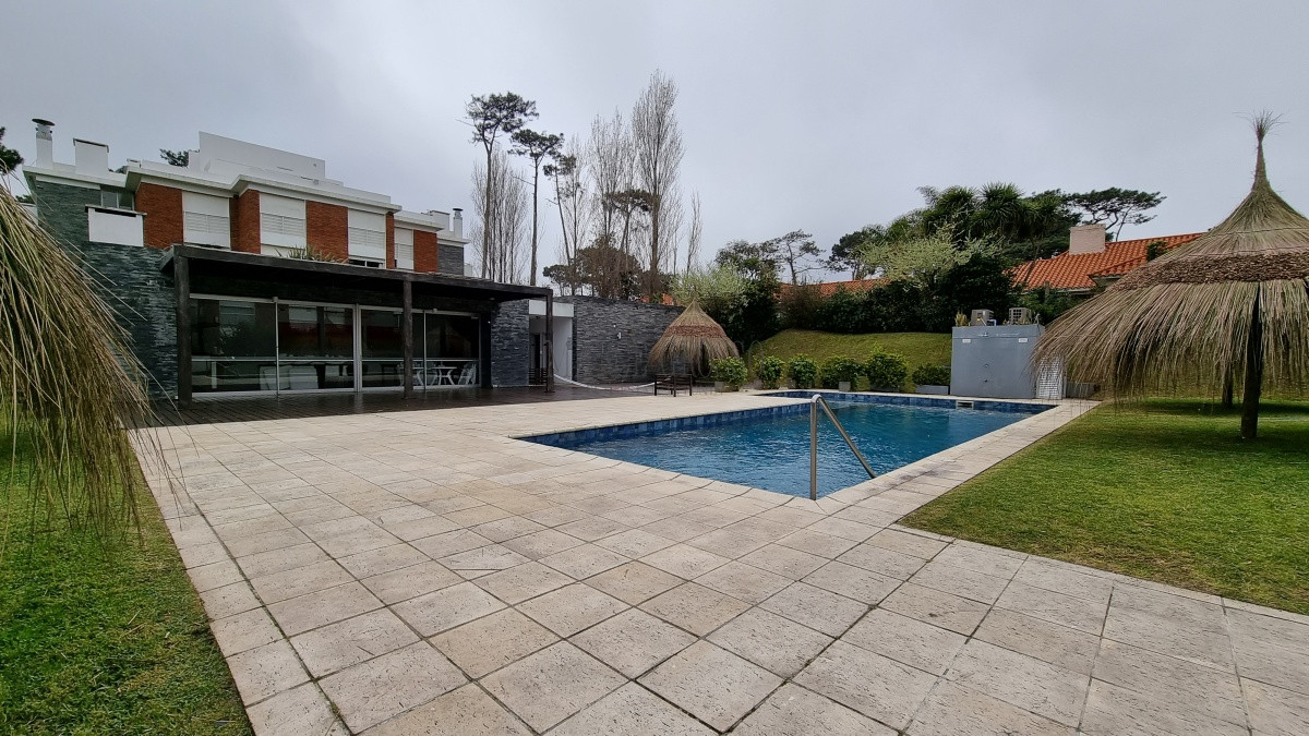 Apartamento ID.101 - Apartamento a 2 cuadras de la Mansa, 3 dormitorios, Jardin, parrillero y alefaccion, 