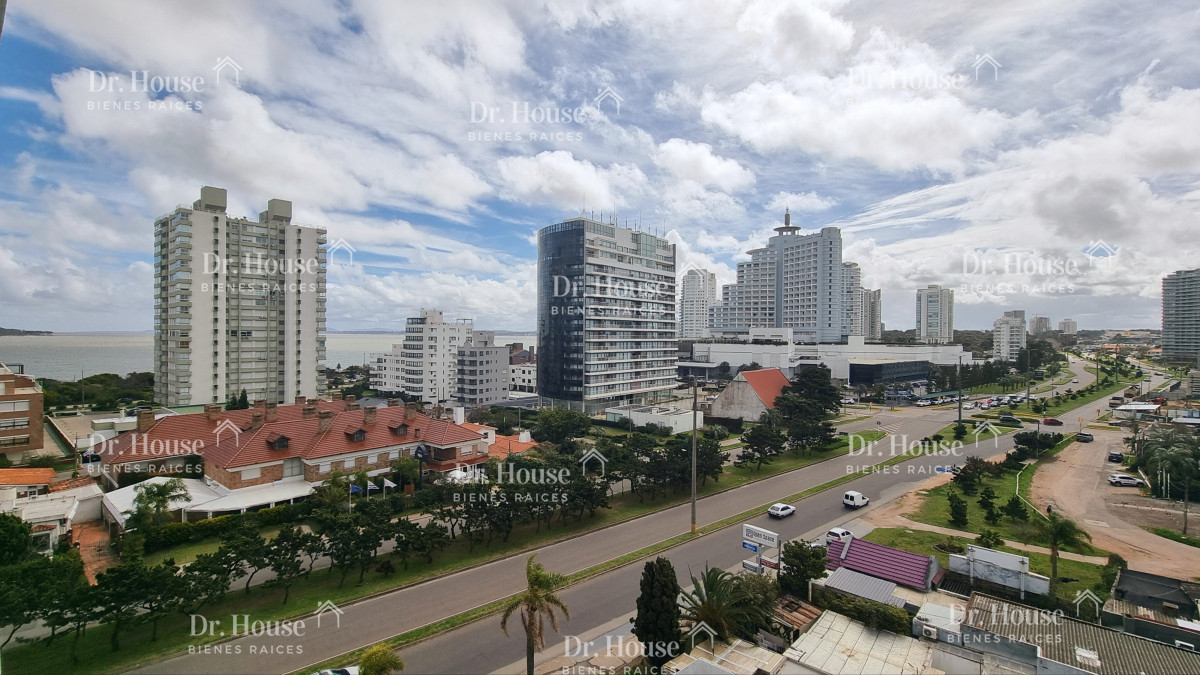 Apartamento 3 dormitorios + dep, terraza con parrillero. Cerca de la playa. - DRH817A