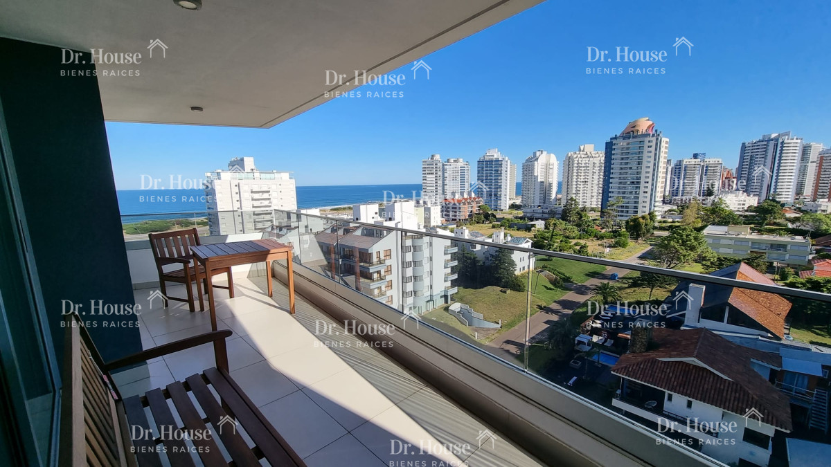 Apartamento a metros de la Playa Brava, hermosa vista, 2 dormitorios, garage. - DRH522A