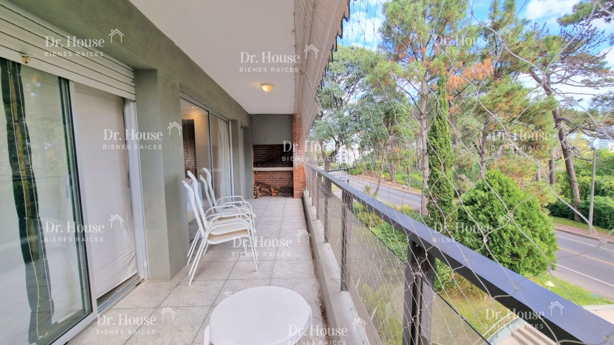 Apartamento edificio bajo, 3 dormitorios, 2 baños, balcon con parrillero - DRH788A