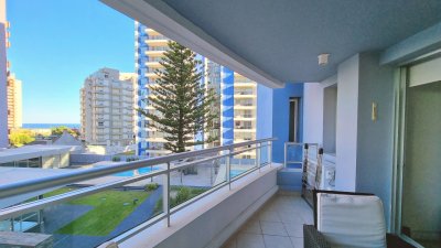 Apartamento en Forest Tower II, piso bajo, 3 dormitorios, 2 baños, garage.