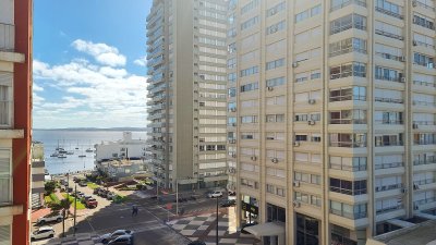 Apartamento moderno, 3 dormitorios, 3 baños, parrillero, losa radiante y Vista al mar!