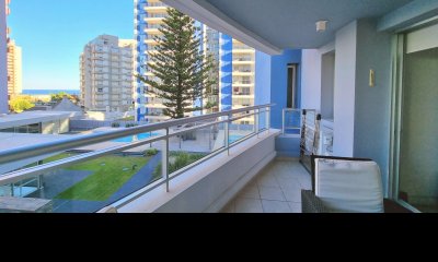 Apartamento en Forest Tower II, piso bajo, 3 dormitorios, 2 baños, garage.