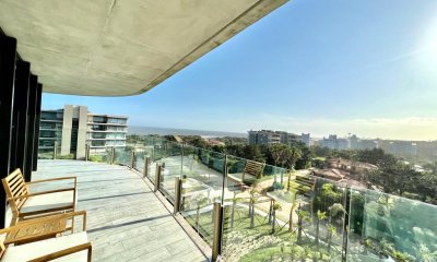 Gran apartamento en Surfside, 2 Suites + den, 226 metros, amoblado, garage.