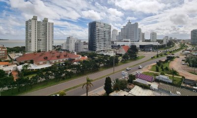 Apartamento 3 dormitorios + dep, terraza con parrillero. Cerca de la playa.