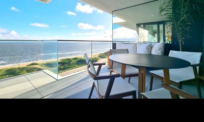 Apartamento en primera linea de Playa Mansa, 2 Suites, magnifica vista al mar