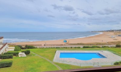 Apartamento primera línea Manantiales, 4 dormitorios, parrillero, hermosa vista!!