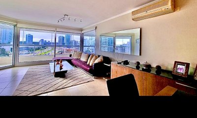 Apartamento 3 dormitorios + dependencia, terraza con parrillero. Cerca de la playa.