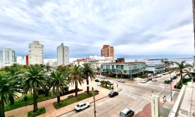 Apartamento frente a Plaza de Punta del Este, 3 dormitorios, garage