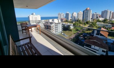 Apartamento a metros de la Playa Brava, hermosa vista, 2 dormitorios, garage.