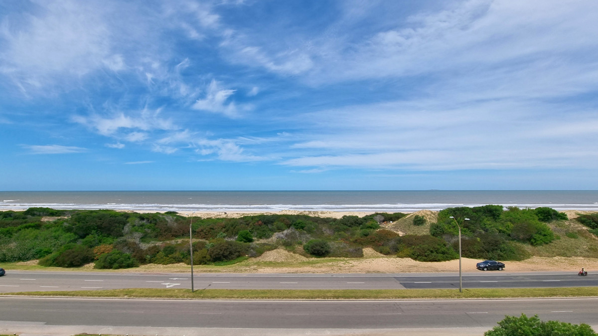 Apartamento esquinero en primera linea de la Playa Brava, 4 Suites, calefaccion, garages. Punta del Este 