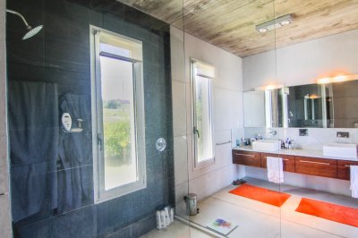 moderna casa de lujo amoblada con piscina climatizada y la mejor vista al mar en punta piedras - drh434c