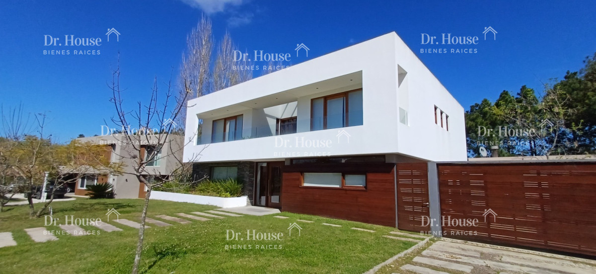 Se vende espectacular casa de 5 dormitorios en barrio privado Carmel! - DRH2119C
