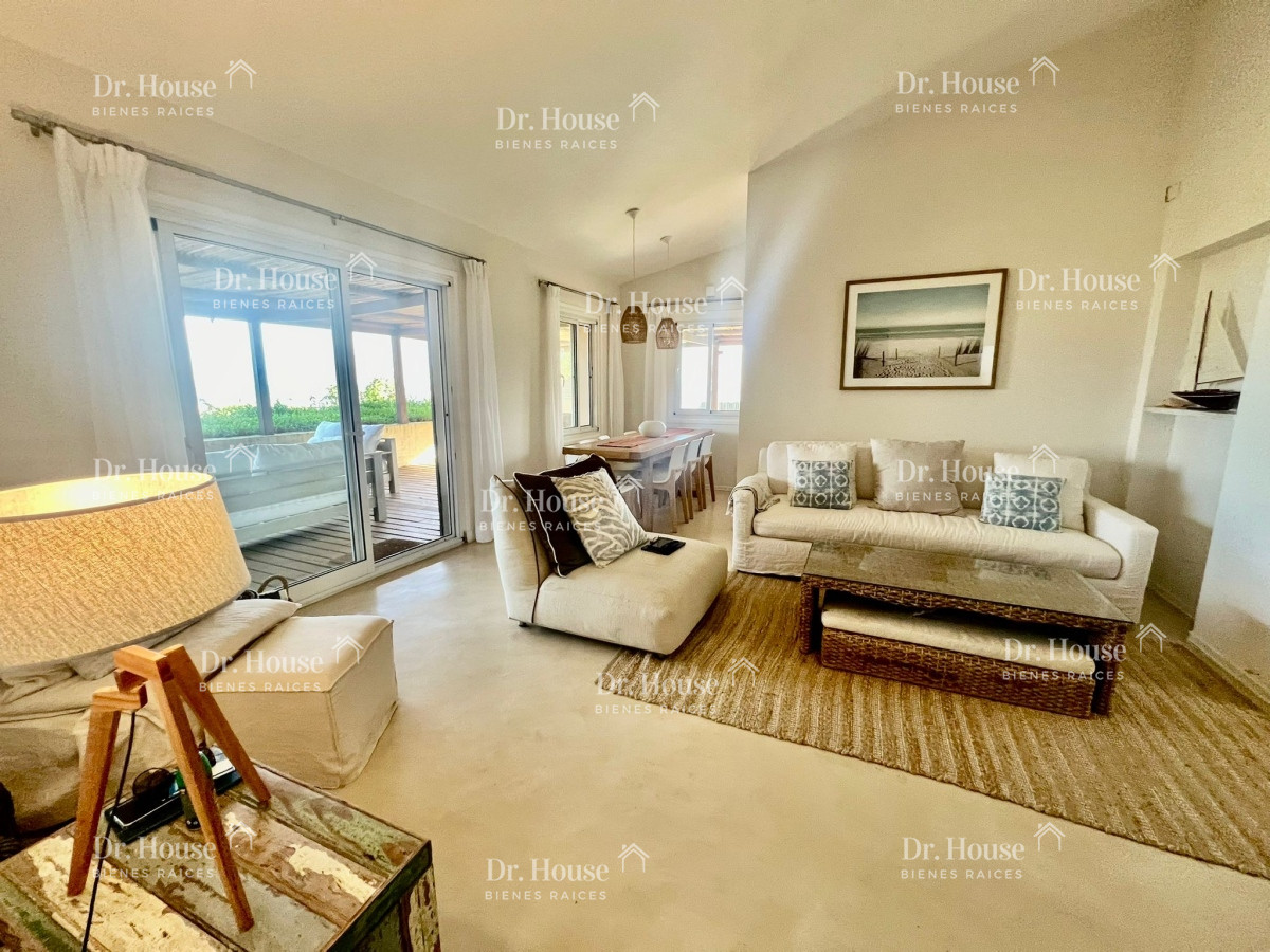 hermosa casa 3 dormitorios + servicio  a metros de la playa con vista al mar - drh1221c