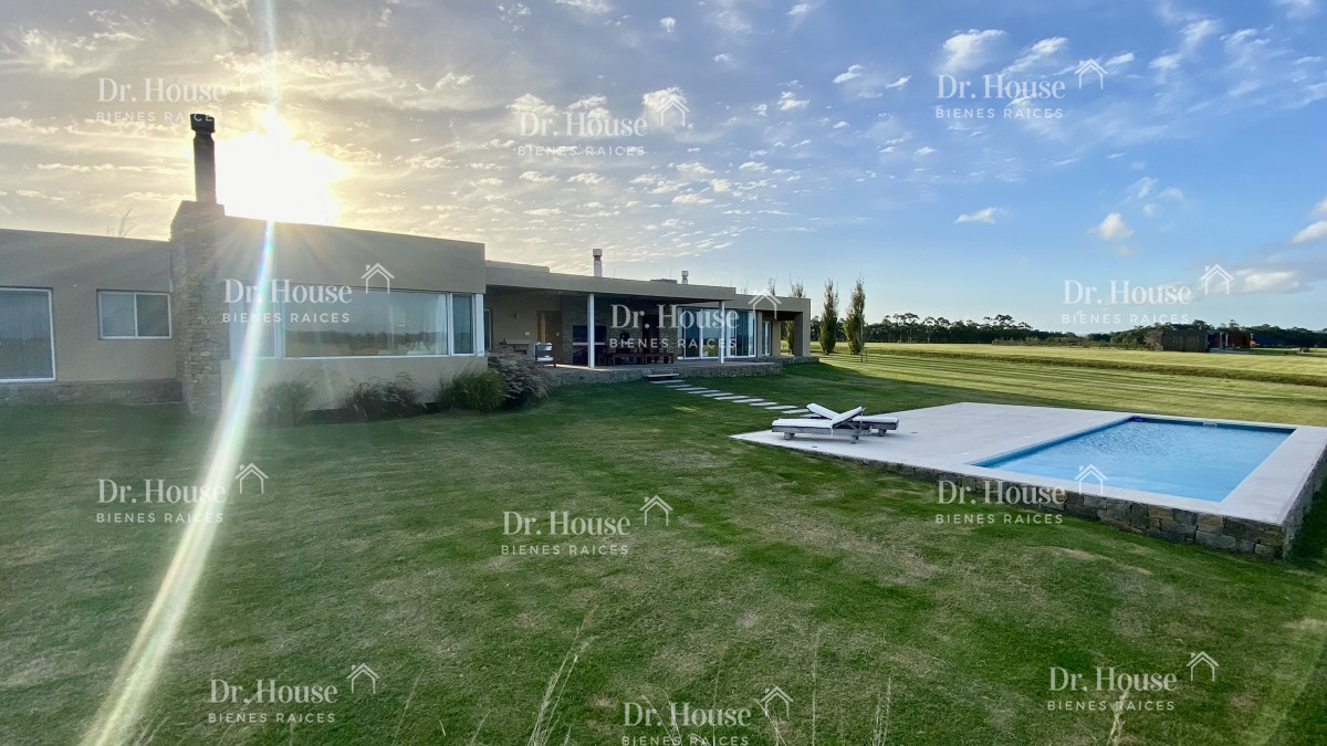 CASA 6 DORMITORIOS EN BARRIO PRIVADO LAGUNA DE LOS CISNES - DRH1202C