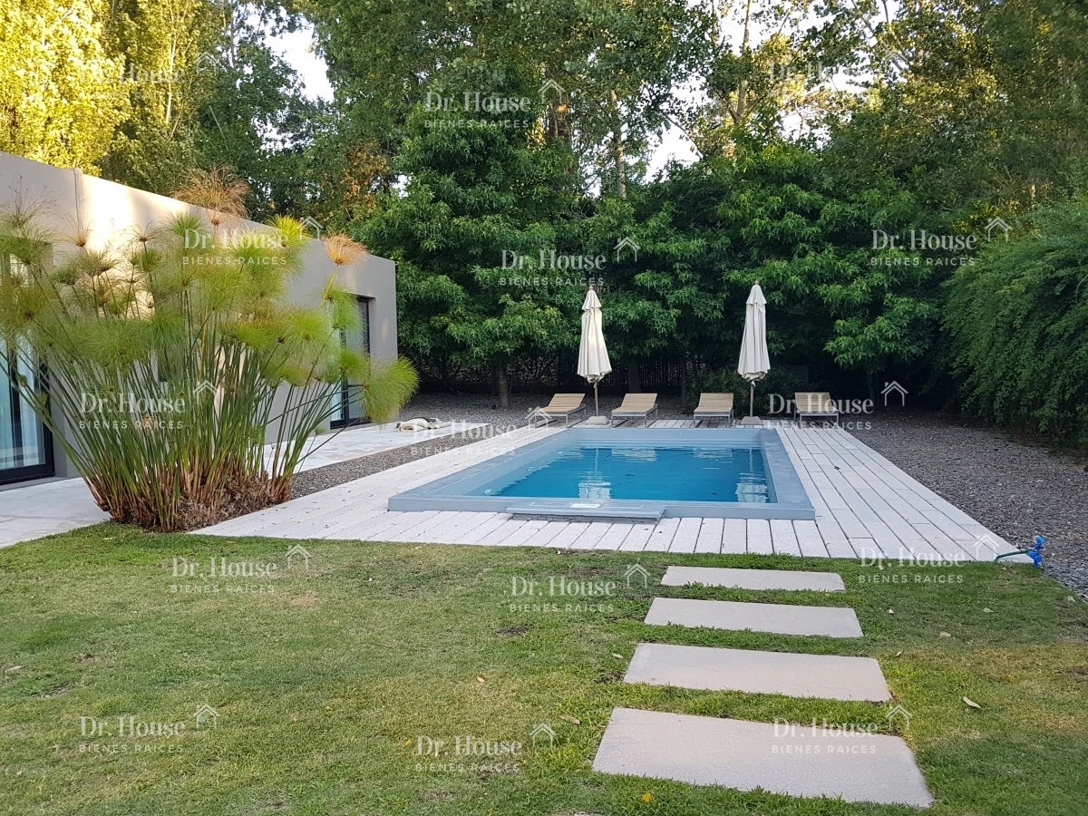 Casa estilo Moderno en Barrio Privado La Arbolada - DRH294C