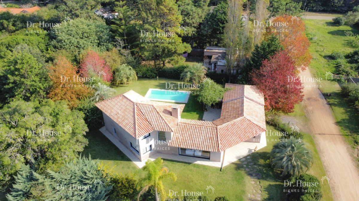 Se vende Espectacular casa de 5 dormitorios en suite en Rincón del indio a 600 metros del mar - DRH2012C