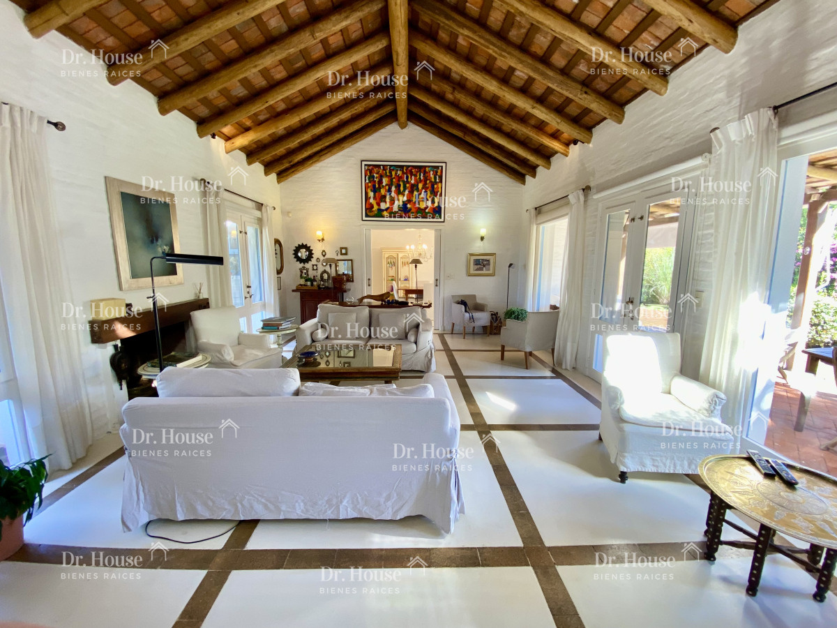 Espectacular Casa 4 Dormitorios + dormitorio de servicio y Piscina en Montoya - La Barra - DRH1709C