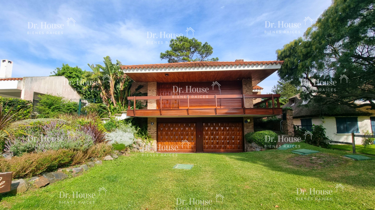 Casa tradicional a metros de playa Mansa, 4 dormitorios, a reciclar - DRH1429C