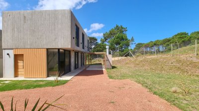 Casa a estrenar en barrio Privado. 3 dormitorios, 3 baños, calefacción