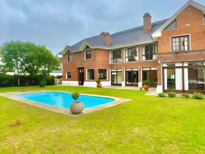 Gran casa en venta, 5 dormitorios, calefaccion, piscina, solida construccion