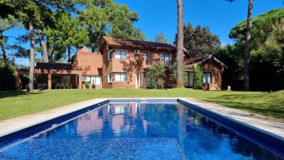 Gran casa en Cantegril, 8 dormitorios, calefaccion, piscina climatizada, barbacoa y amplio parque