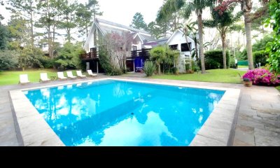 Gran casa en Rincón del Indio. 4 dormitorios, piscina.