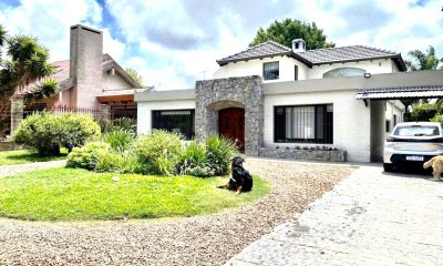 Hermosa casa en Carrasco, amplio terreno, 5 dormitorios, piscina climatizada!