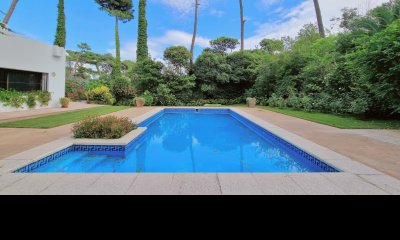 Gran casa en Lugano, 6 dormitorios + dep. Piscina, parrillero, parque, playroom.