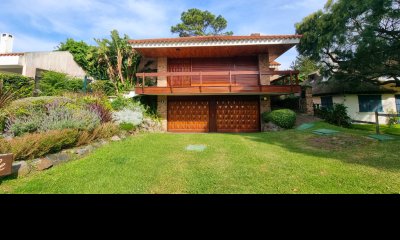 Casa tradicional a metros de playa Mansa, 4 dormitorios, a reciclar