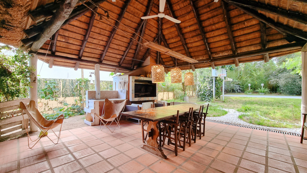 Casa en Pinares, 659 m terreno, 4 dormitorios, piscina y parrillero