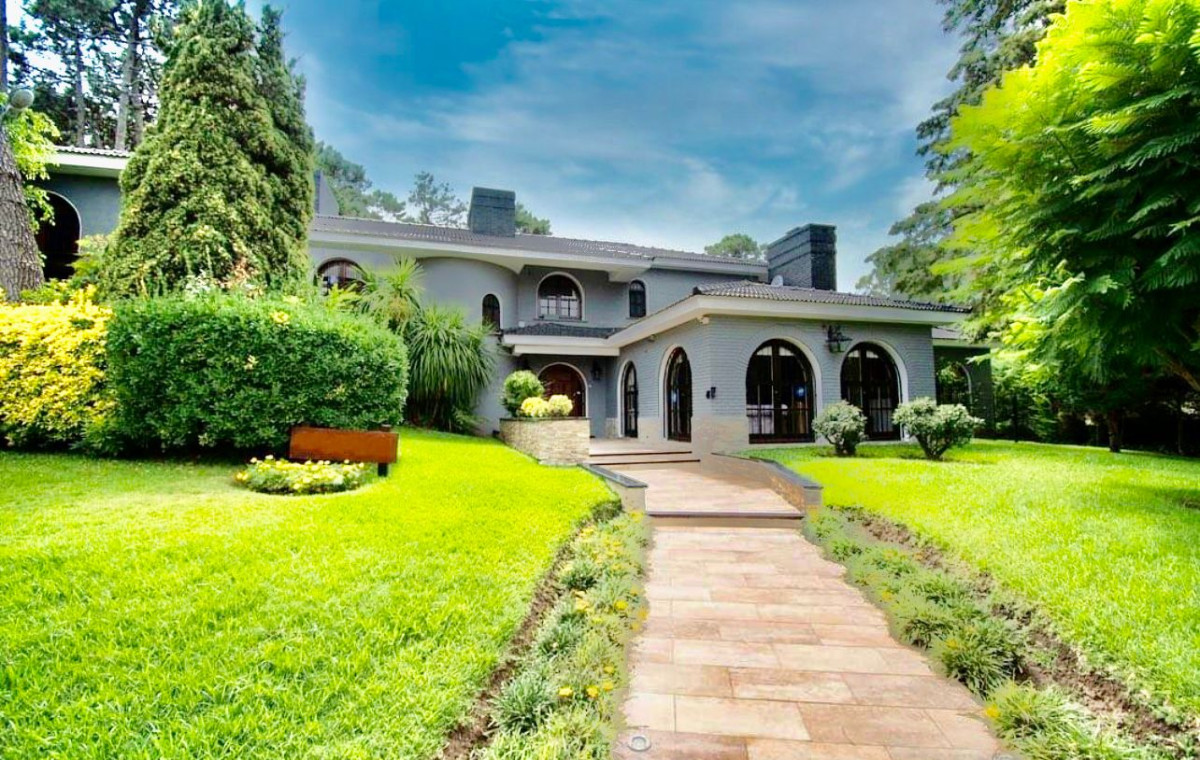 Gran casa en Lugano, 4 Suites+ dep, amplio terreno, piscina climatizada, casas de caseros