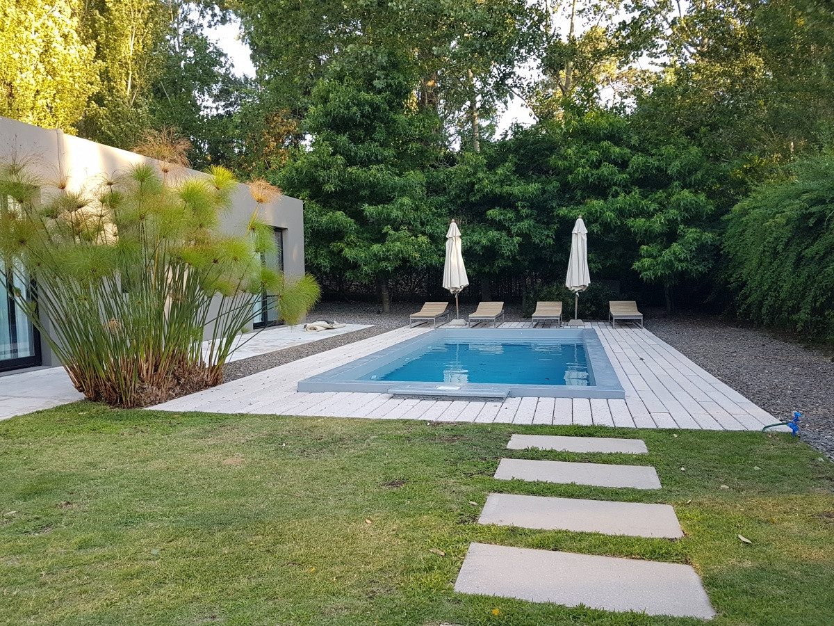 Casa estilo Moderno en Barrio Privado La Arbolada