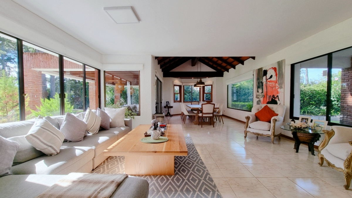 Gran casa en Cantegril, 8 dormitorios, calefaccion, piscina climatizada, barbacoa y amplio parque