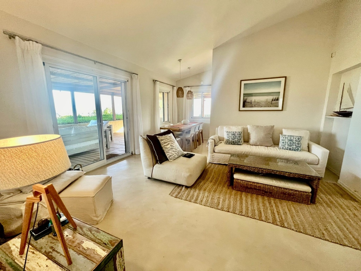 HERMOSA CASA 3 DORMITORIOS + SERVICIO  A METROS DE LA PLAYA CON VISTA AL MAR