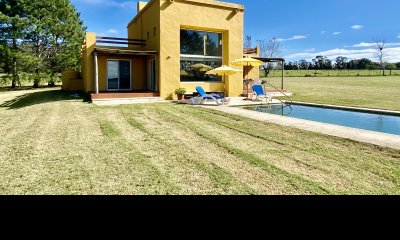 CHACRA 5 HECTÁREAS EN MANANTIALES - MUY LINDA CASA EN CONSTRUCCIÓN TRADICIONAL CON PISCINA EN ZONA PRIVELIAGADA