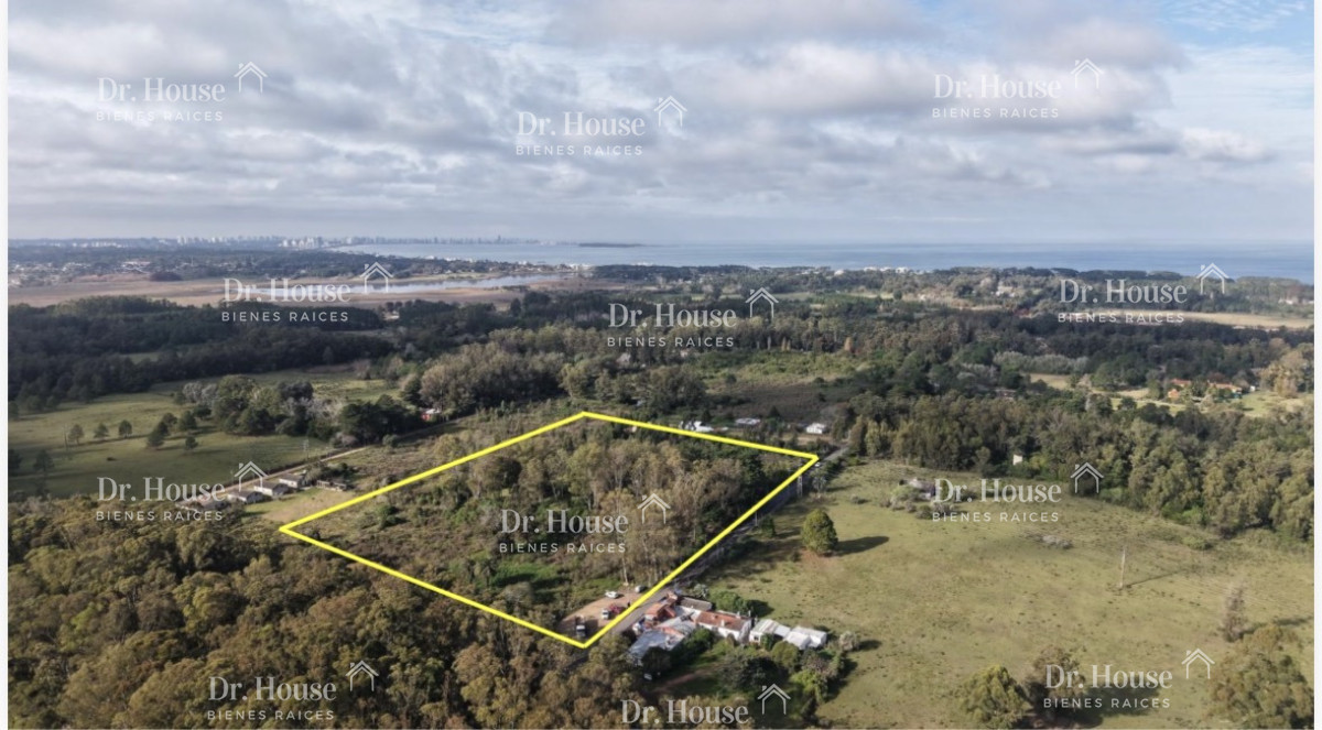 GRAN TERRENO ESQUINERO SOBRE CAMINO LUSICH, IDEAL PARA PROYECTO COMERCIAL - DRH2213T