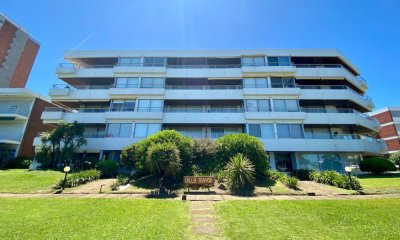 Apartamento frente al mar, 3 dormitorios 2 baños, primera linea parada 5 Mansa