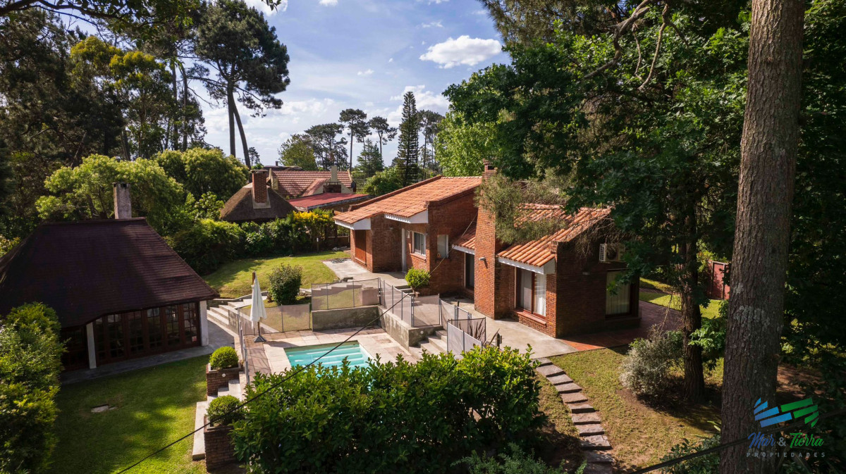 Casa ID.5221 - Casa en venta 4 dormitorios con piscina climatizada, Pinares, Punta del Este