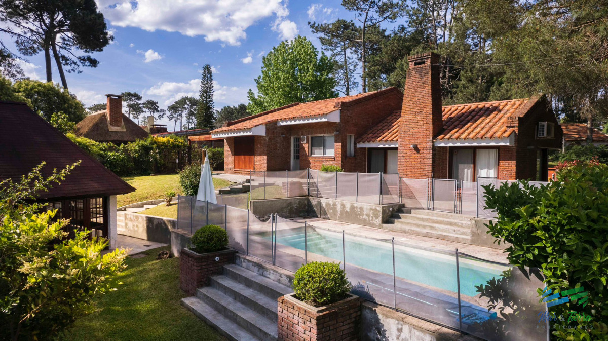 Casa ID.5221 - Casa en venta 4 dormitorios con piscina climatizada, Pinares, Punta del Este
